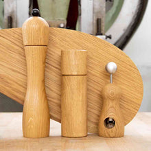 Load image into Gallery viewer, Nutmeg Grinder: Polly Molly - natural oakwood - wauwaustore
